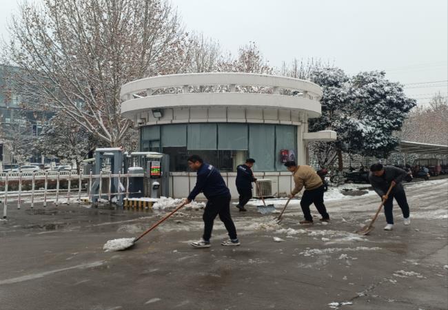 掃雪除冰我先行，冰雪更映黨旗紅
